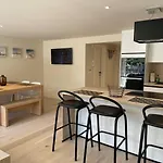 بيت للعطل Modern Flat With Garden