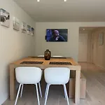 Modern Flat With Garden بيت للعطل *