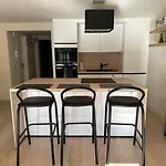 Modern Flat With Garden بيت للعطل *