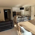 Modern Flat With Garden بيت للعطل *