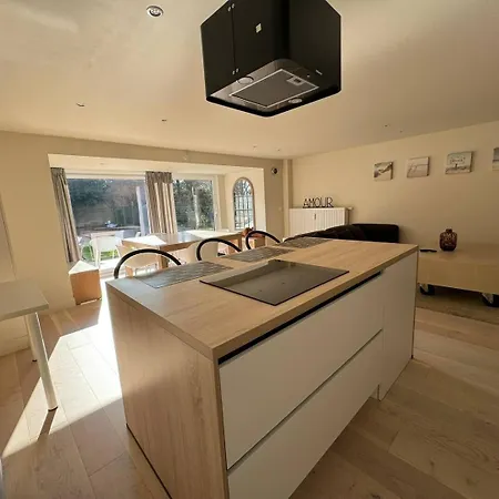 Modern Flat With Garden بيت للعطل